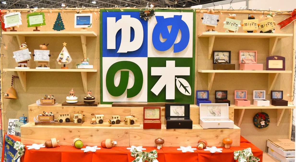 職人がオルゴールを制作している様子